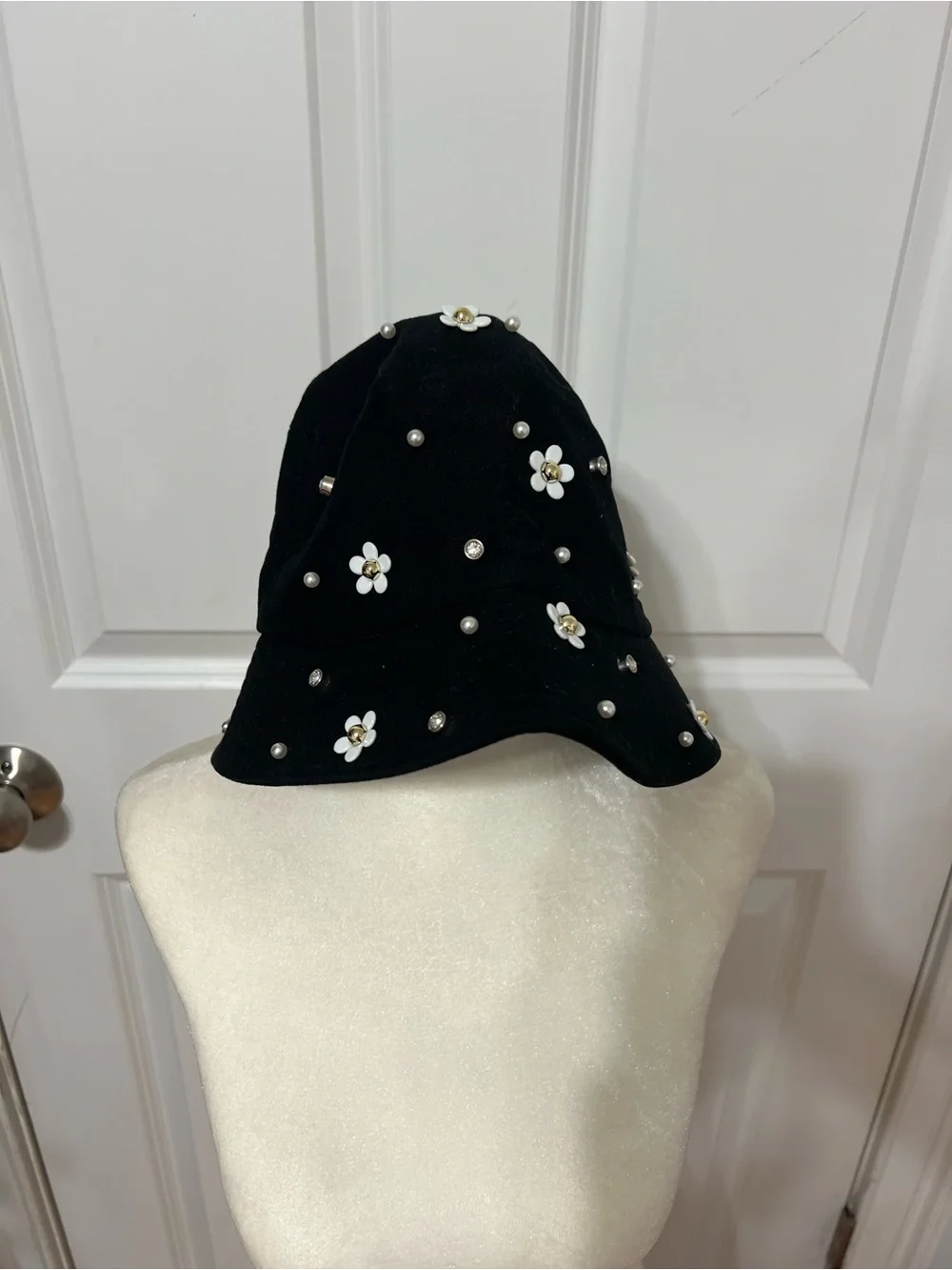 Black Floral Pearl Bucket Hat - Women's Fashion Accessory